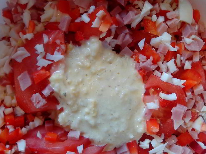 Рецепт салата из ветчины, помидоров, зеленого перца и яиц