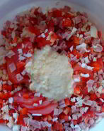 Салат из ветчины, помидоров, зеленого перца и яиц