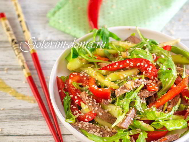 Рецепт салата из языка со свежим огурцом и кунжутом