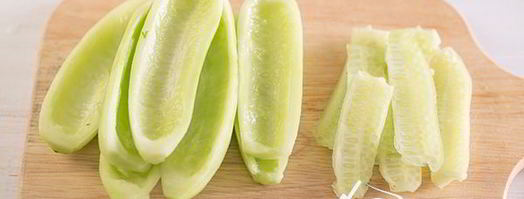 салат из языка со свежим огурцом и кунжутом. Шаг 4