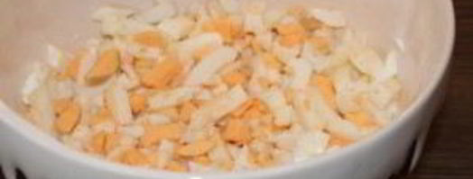 салат кальмары с яйцом. Шаг 4