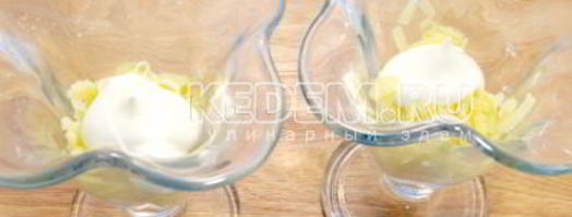 салат мимоза с горбушей. Шаг 3