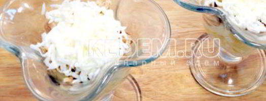 салат мимоза с горбушей. Шаг 5