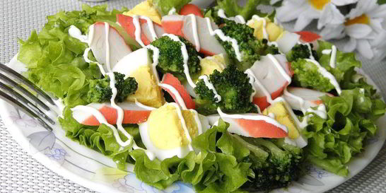 Салат с брокколи и крабовыми палочками