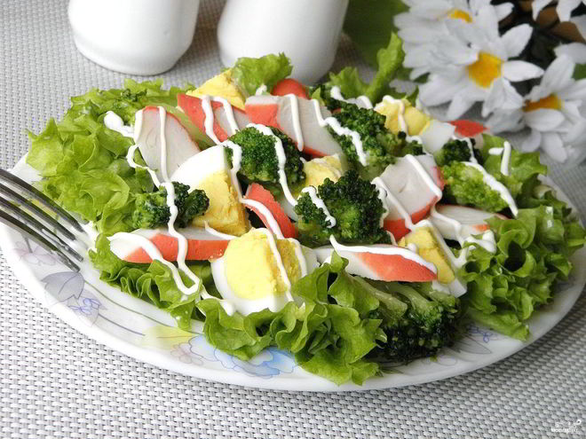 Рецепт салата с брокколи и крабовыми палочками