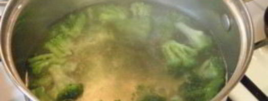 салат с брокколи и крабовыми палочками. Шаг 2