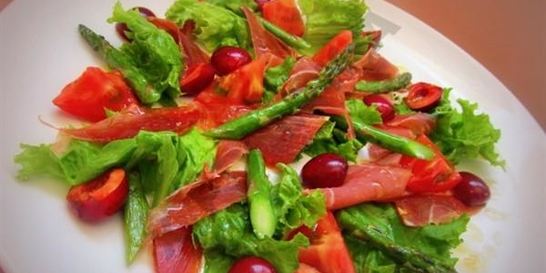 Салат с черешней и хамоном по-испански