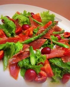 Салат с черешней и хамоном по-испански