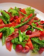 Салат с черешней и хамоном по-испански