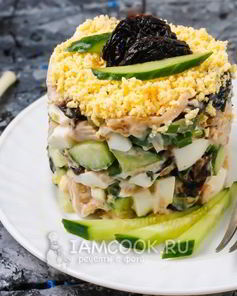 Салат с черносливом, курицей и огурцом