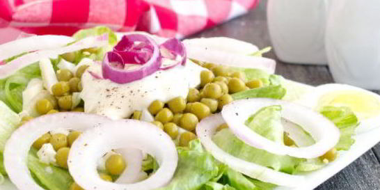 Салат с горошком и яйцом