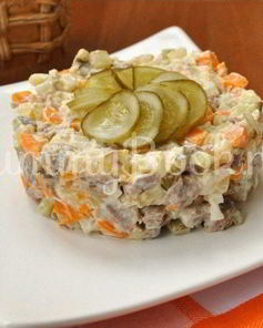 Салат с говядиной и солеными огурцами