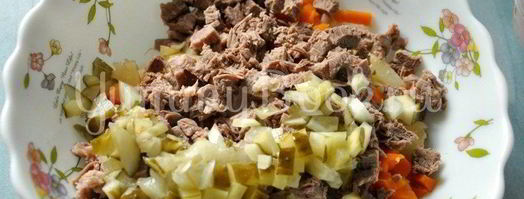салат с говядиной и солеными огурцами. Шаг 3