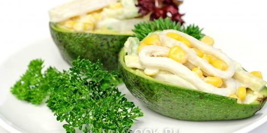 Салат с кальмарами и авокадо