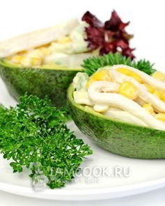 Салат с кальмарами и авокадо