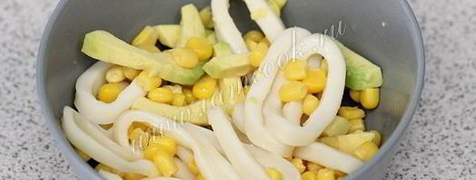 салат с кальмарами и авокадо. Шаг 8