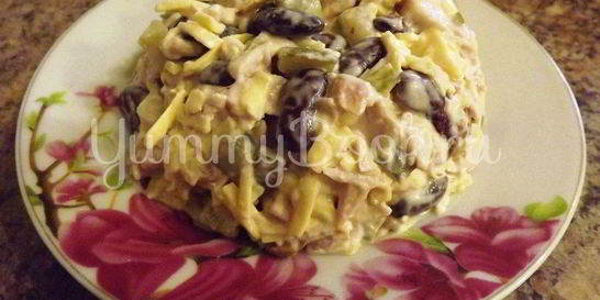 Салат с копченой курицей и фасолью
