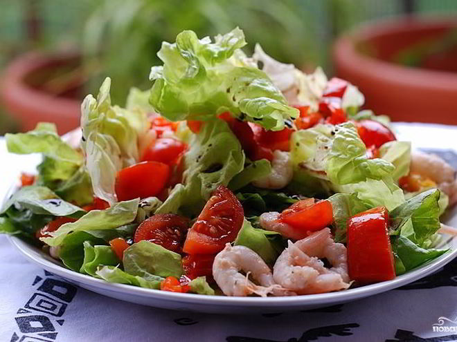 Рецепт салата с креветками и помидорами
