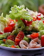 Салат с креветками и помидорами