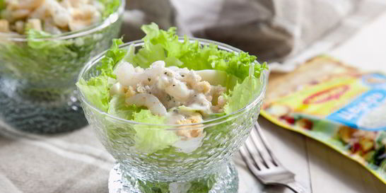 Салат с креветками, сухариками и яйцами