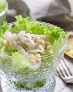 Салат с креветками, сухариками и яйцами