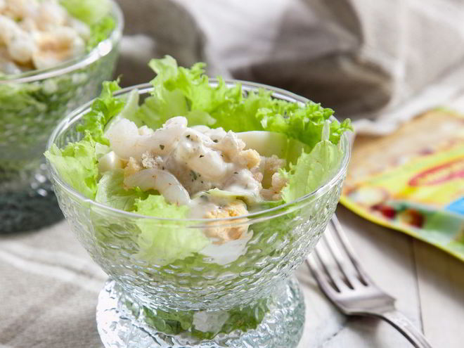 Рецепт салата с креветками, сухариками и яйцами