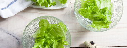 салат с креветками, сухариками и яйцами. Шаг 2