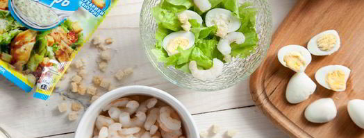 салат с креветками, сухариками и яйцами. Шаг 5