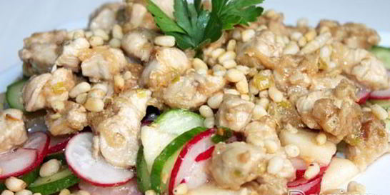 Салат с куриной грудкой, овощами и грушей