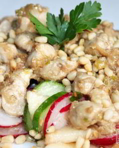 Салат с куриной грудкой, овощами и грушей