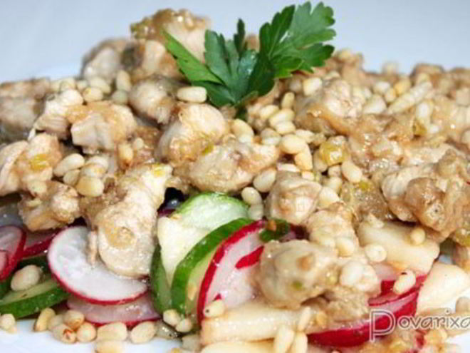 Рецепт салата с куриной грудкой, овощами и грушей