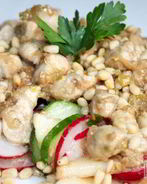 Салат с куриной грудкой, овощами и грушей