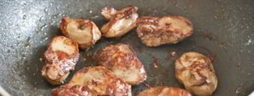 салат с куриной печенью и бальзамической заправкой. Шаг 4