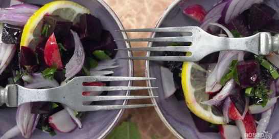 Салат с куриным филе и свеклой