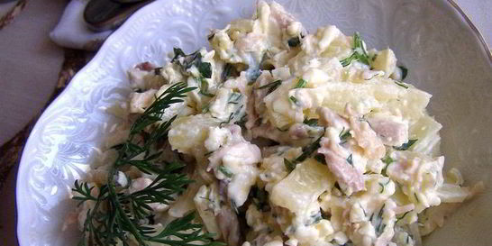 Салат с курицей и ананасом
