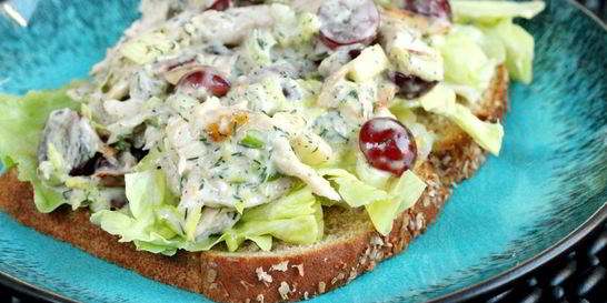 Салат с курицей и виноградом