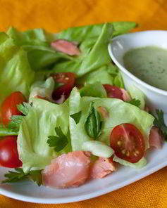 Салат с лососем и помидорками черри