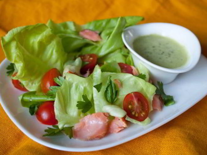 Рецепт салата с лососем и помидорками черри