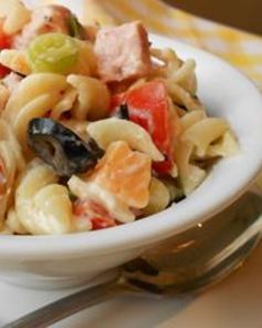 Салат с макаронами и кукурузой