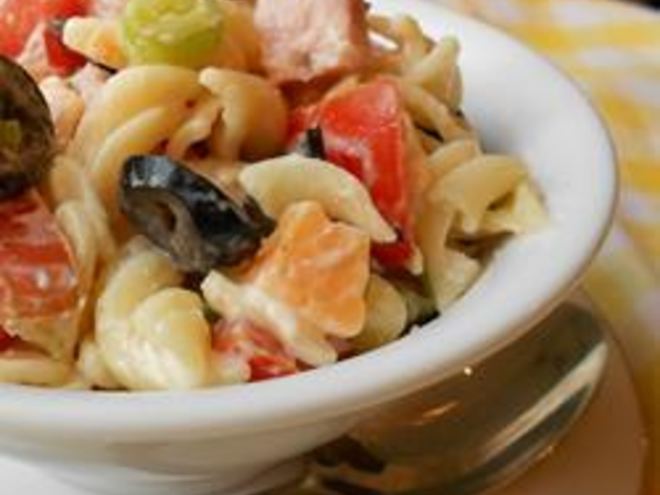 Рецепт салата с макаронами и кукурузой