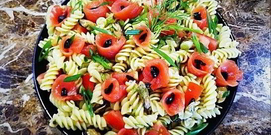 Салат с макаронами, копчеными мидиями и форелью