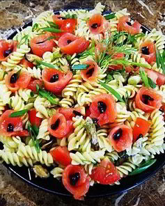 Салат с макаронами, копчеными мидиями и форелью