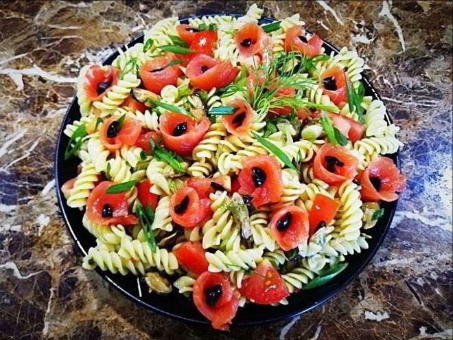 Рецепт салата с макаронами, копчеными мидиями и форелью