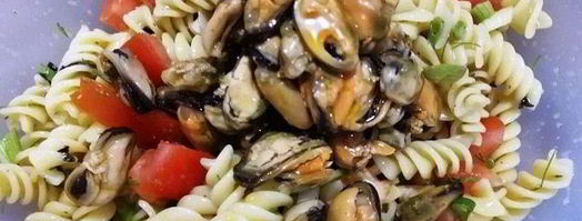 салат с макаронами, копчеными мидиями и форелью. Шаг 6