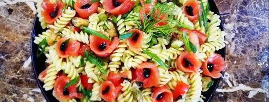 салат с макаронами, копчеными мидиями и форелью. Шаг 7