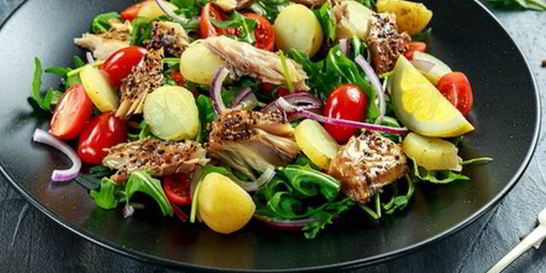 Салат с макрелью и молодым картофелем