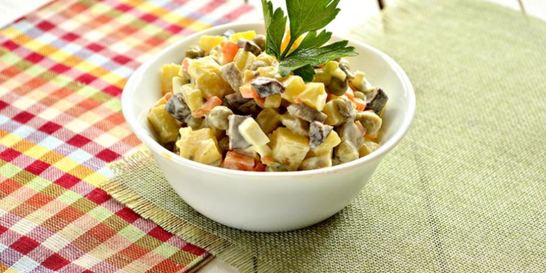 Салат с маринованными грибами и зеленым горошком