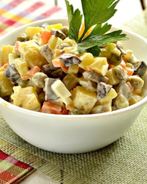 Салат с маринованными грибами и зеленым горошком