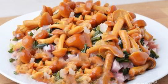 Салат с маринованными опятами и ветчиной