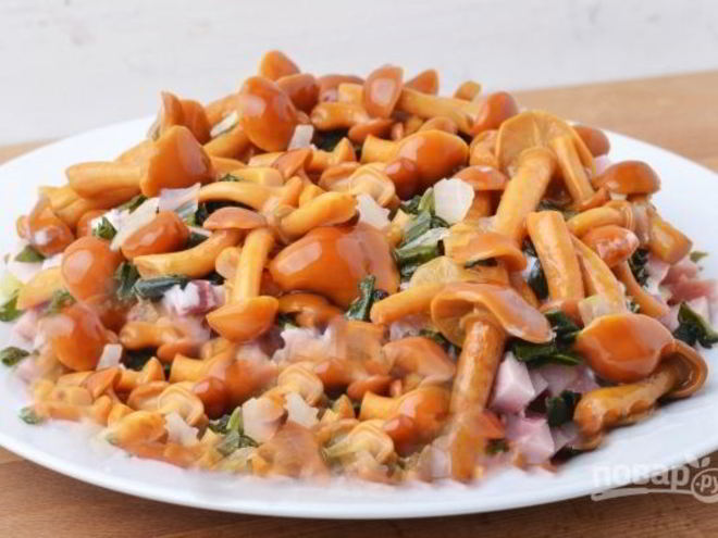 Рецепт салата с маринованными опятами и ветчиной